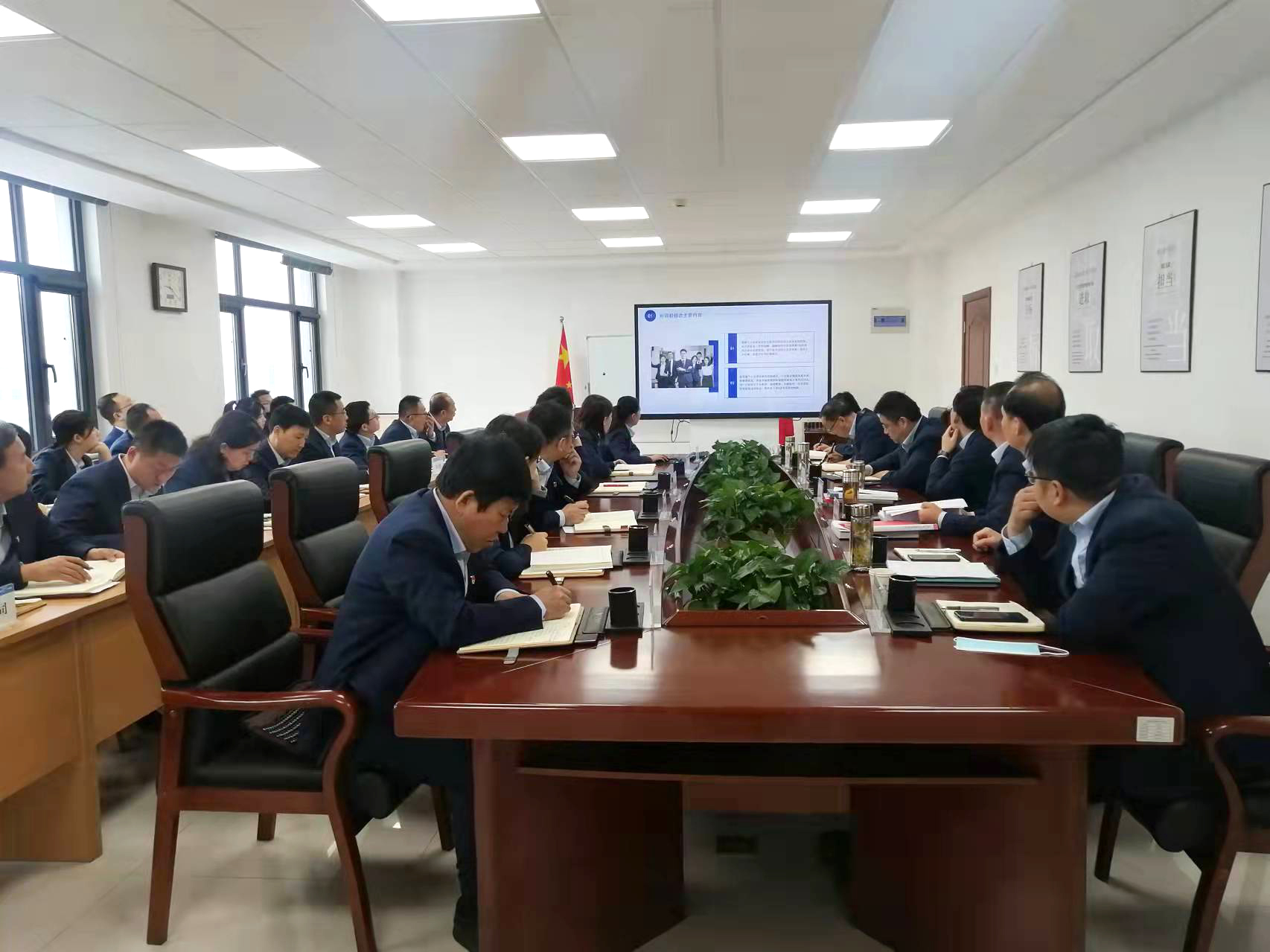 欧亿官方网页版-欧亿(中国)
召开党委理论学习中心组集体学习会议(图2)